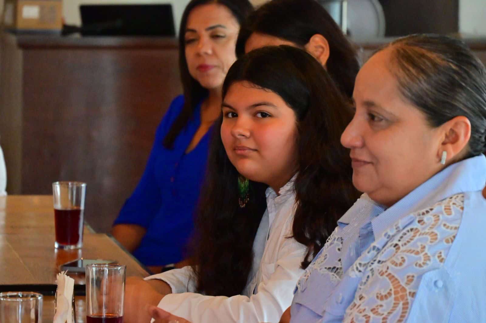 Javier Flores reconoce a estudiantes destacados en San Buenaventura