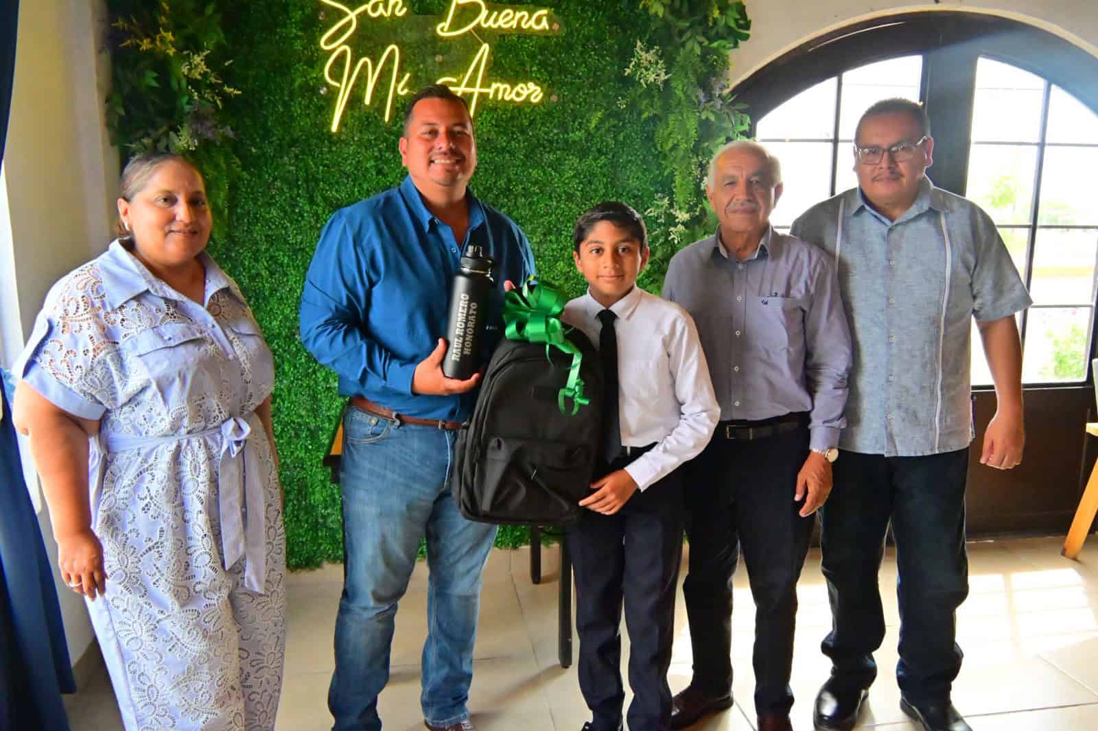 Javier Flores reconoce a estudiantes destacados en San Buenaventura