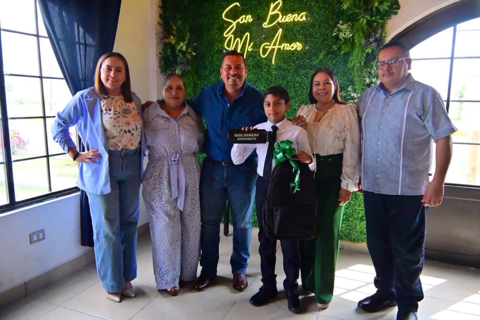 Javier Flores reconoce a estudiantes destacados en San Buenaventura