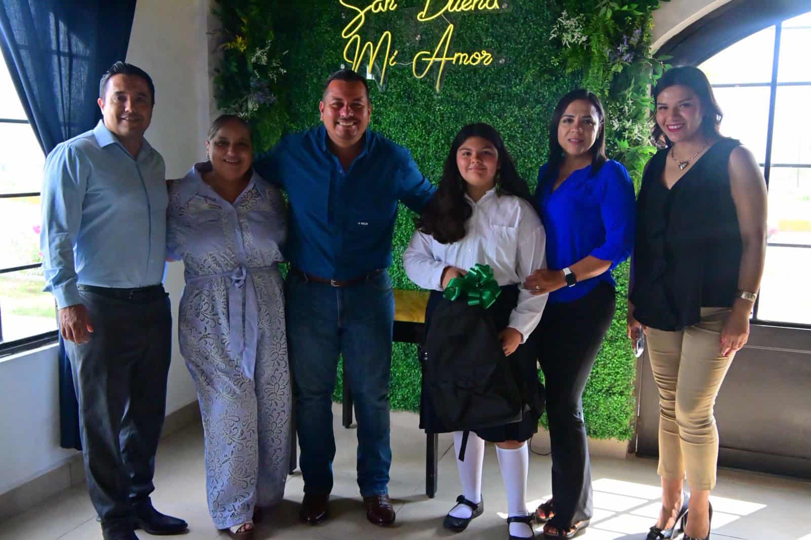 Javier Flores reconoce a estudiantes destacados en San Buenaventura