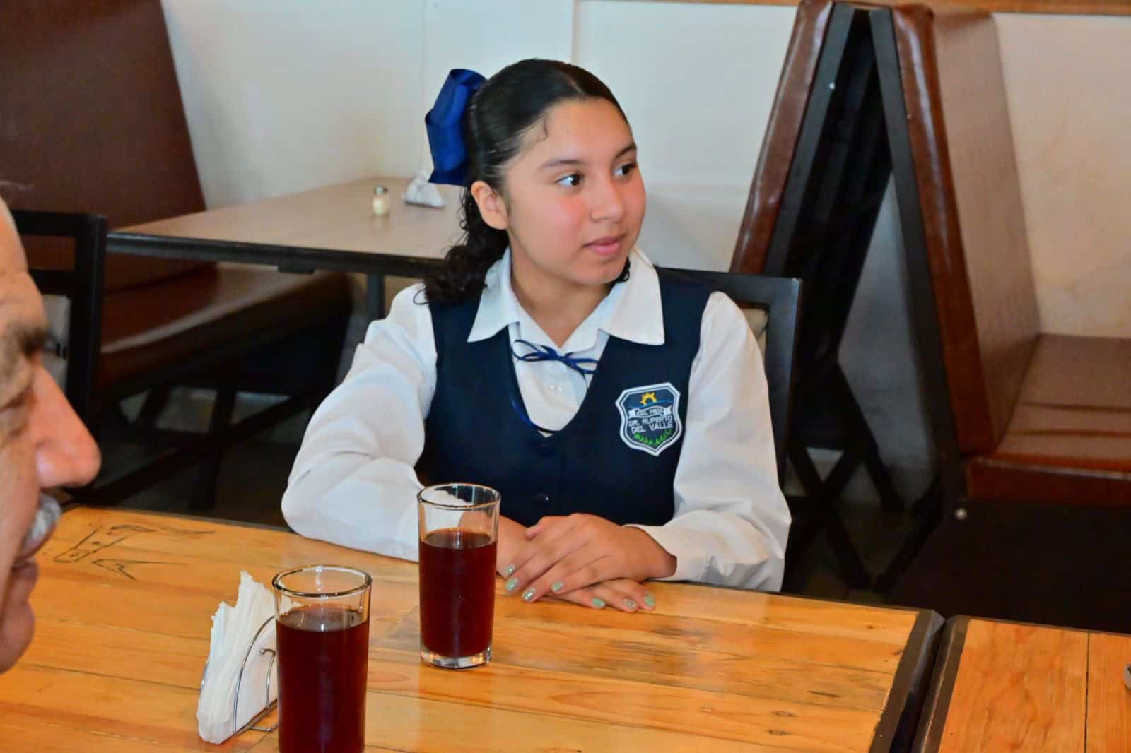 Javier Flores reconoce a estudiantes destacados en San Buenaventura