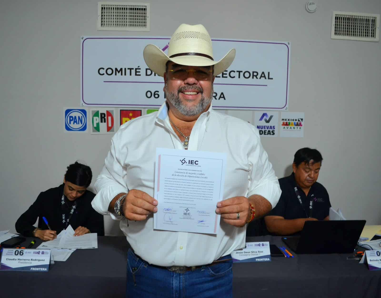 H&eacute;ctor Miguel Garc&iacute;a Falc&oacute;n recibe constancia de mayor&iacute;a en Frontera