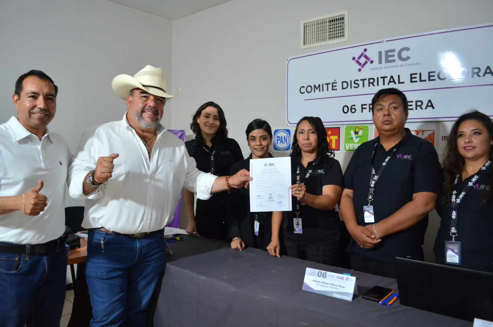 H&eacute;ctor Miguel Garc&iacute;a Falc&oacute;n recibe constancia de mayor&iacute;a en Frontera