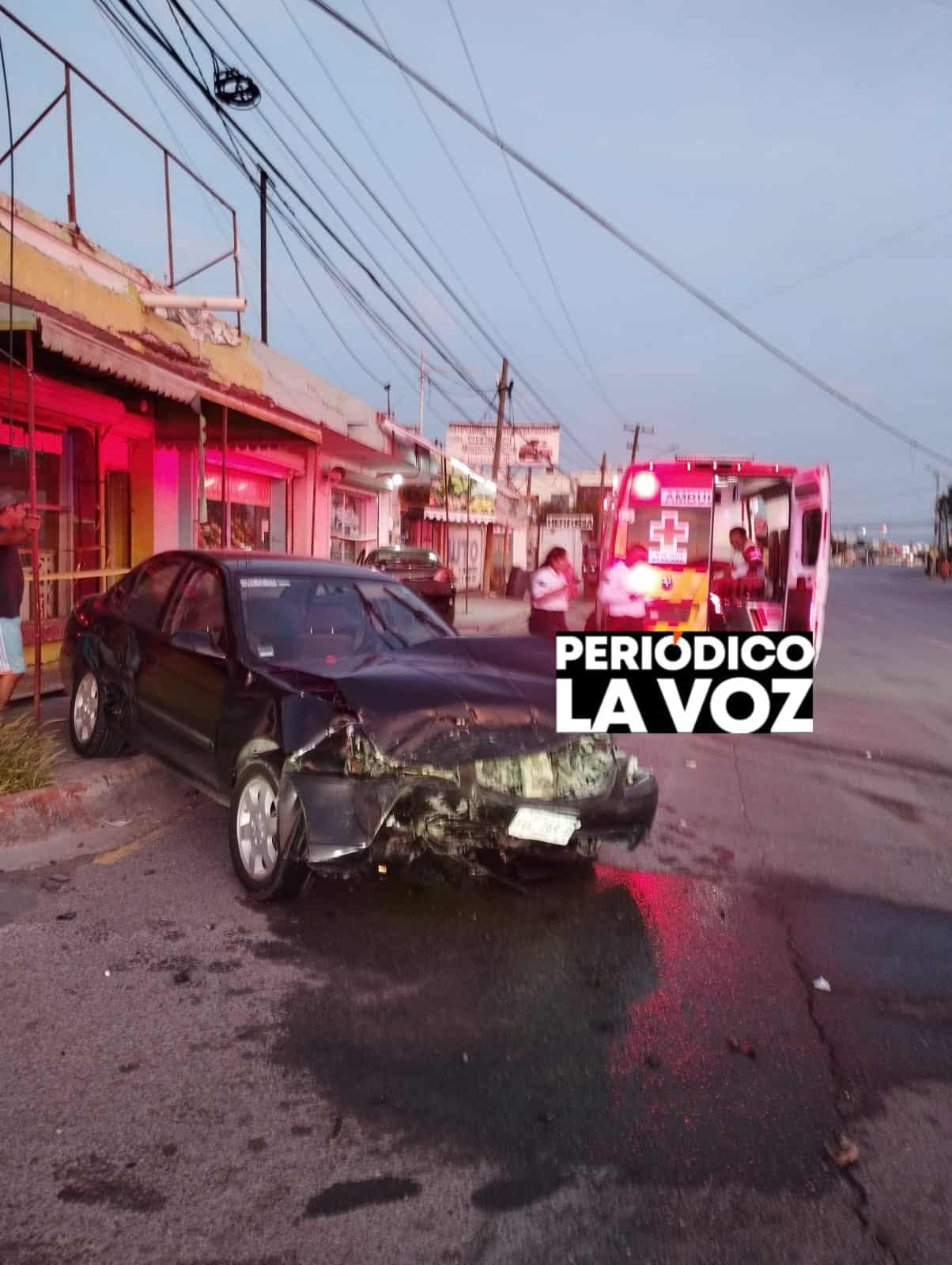 Se mete a florer&iacute;a con todo y auto