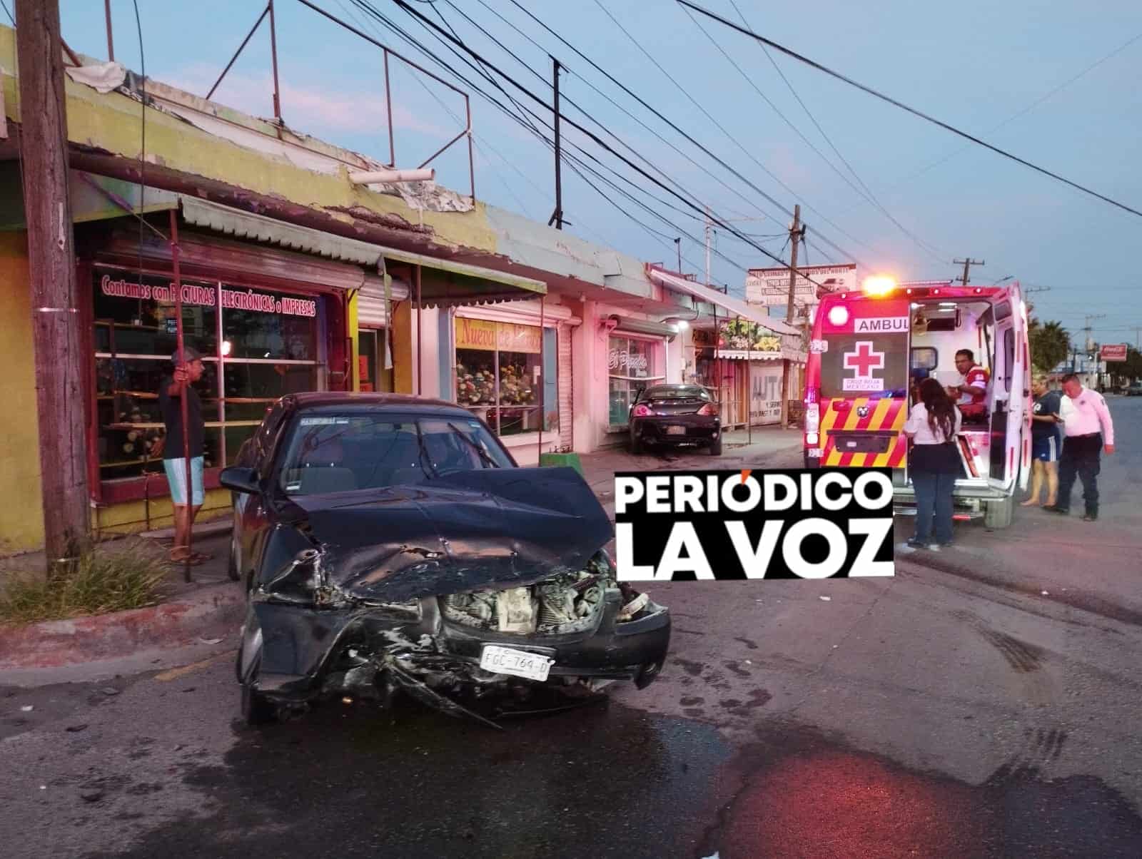Se mete a florer&iacute;a con todo y auto