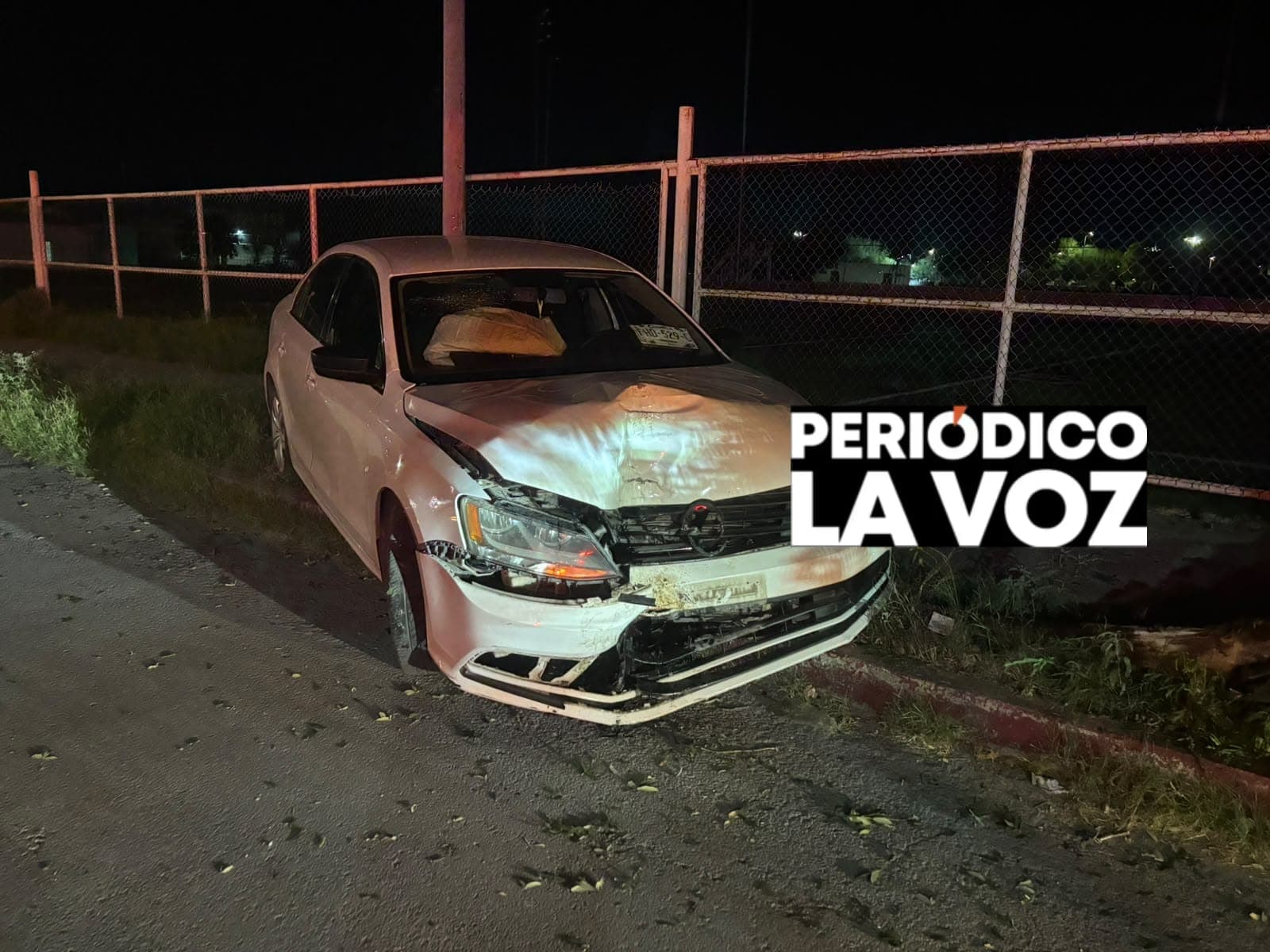 Choque en Monclova: joven conductor se estrella contra un &aacute;rbol