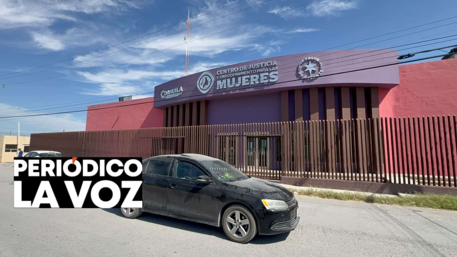 Agrede a su hija y estruja a su esposa