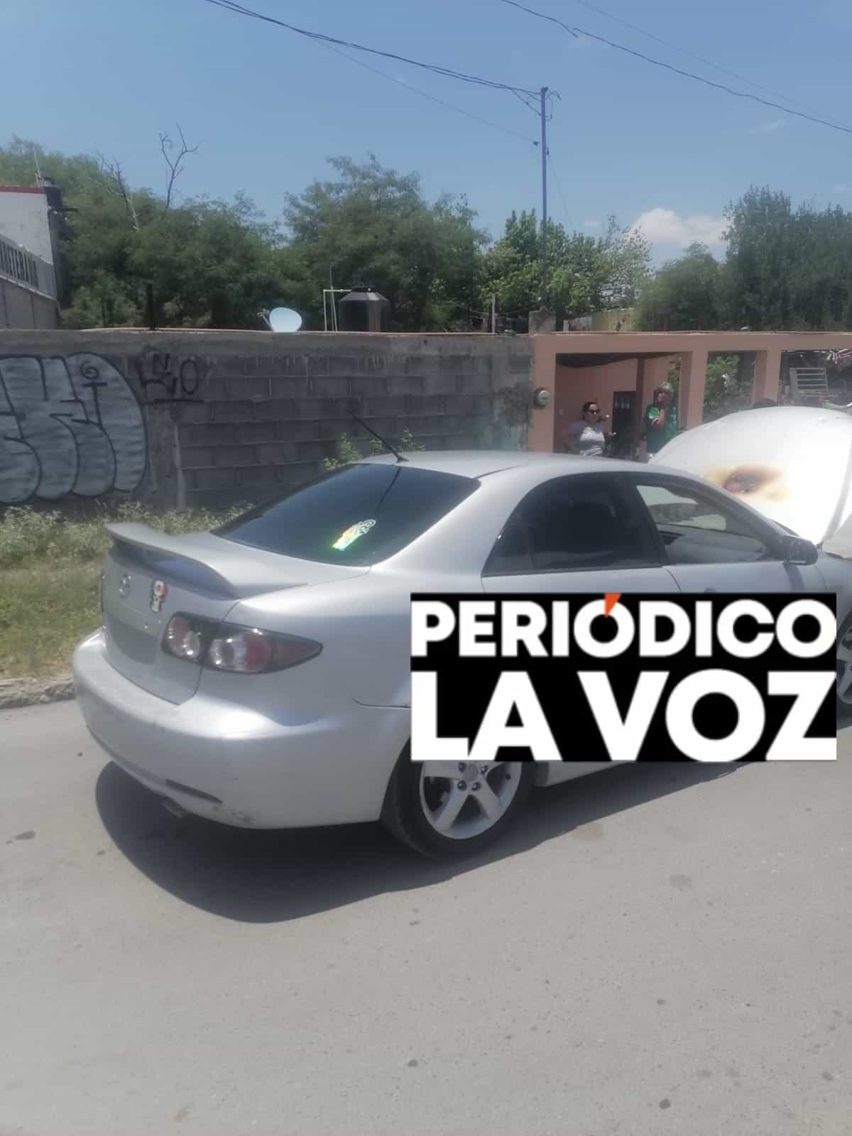 Cuerpo de bomberos controla incendio en veh&iacute;culo de Manely en Monclova
