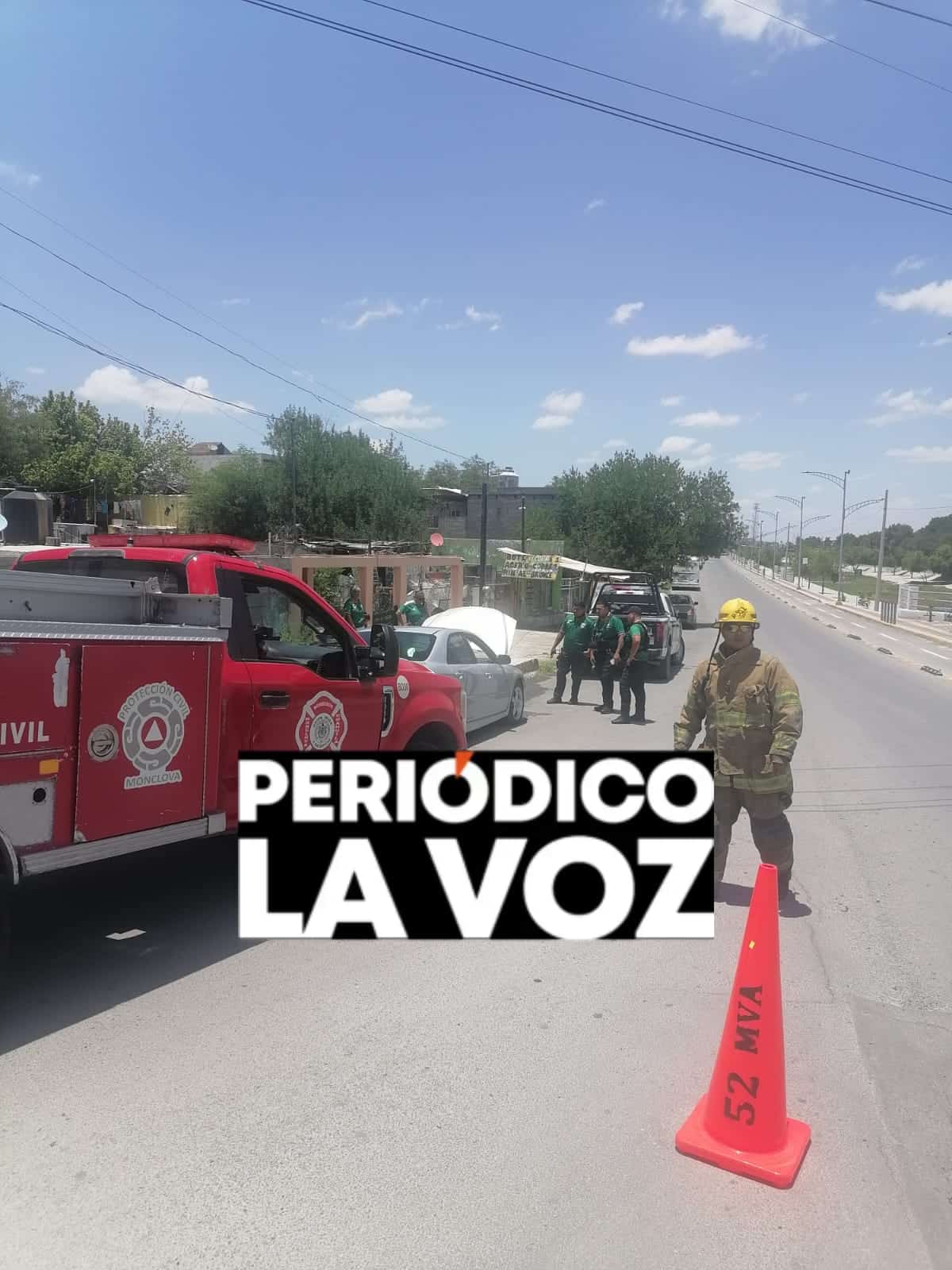 Cuerpo de bomberos controla incendio en veh&iacute;culo de Manely en Monclova