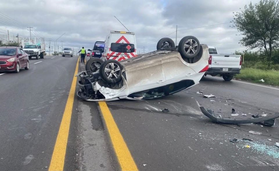 Camioneta volc&oacute; en carretera 57: accidente en Sabinas