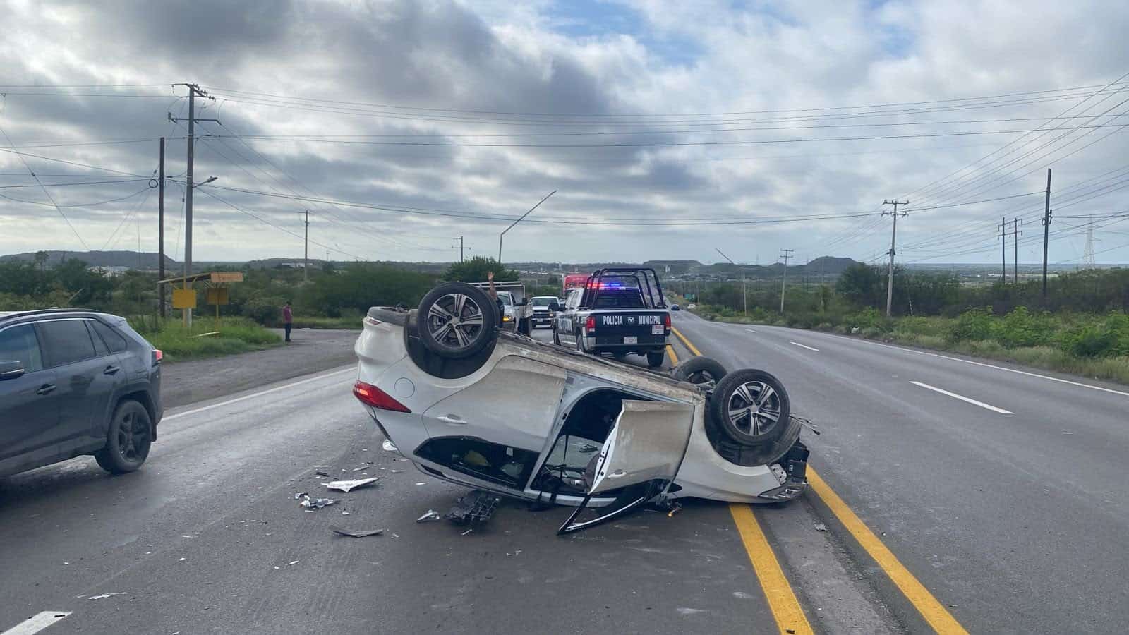 Camioneta volc&oacute; en carretera 57: accidente en Sabinas