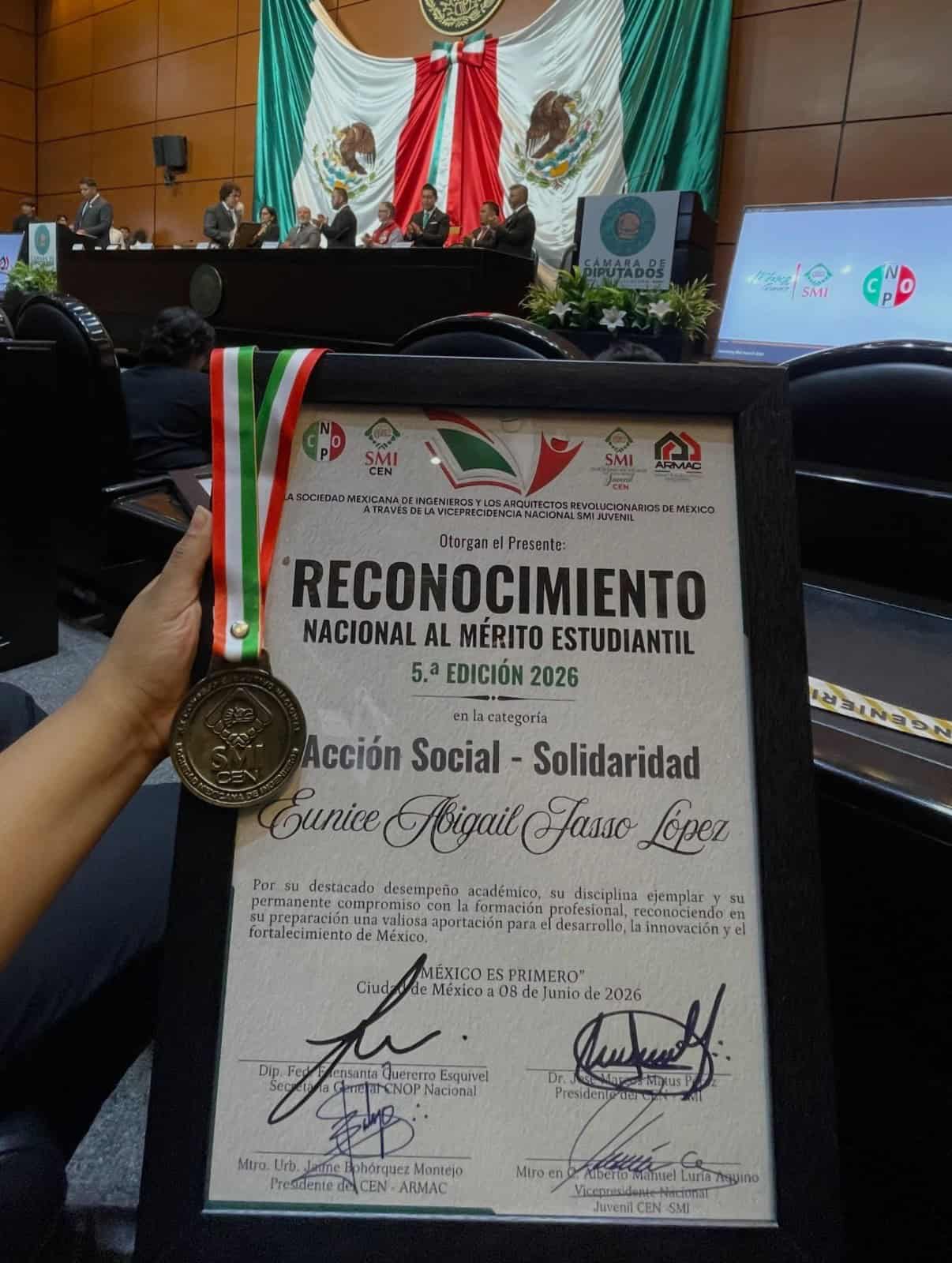 Eunice Jasso es galardonada en Casta&ntilde;os por su compromiso con la educaci&oacute;n