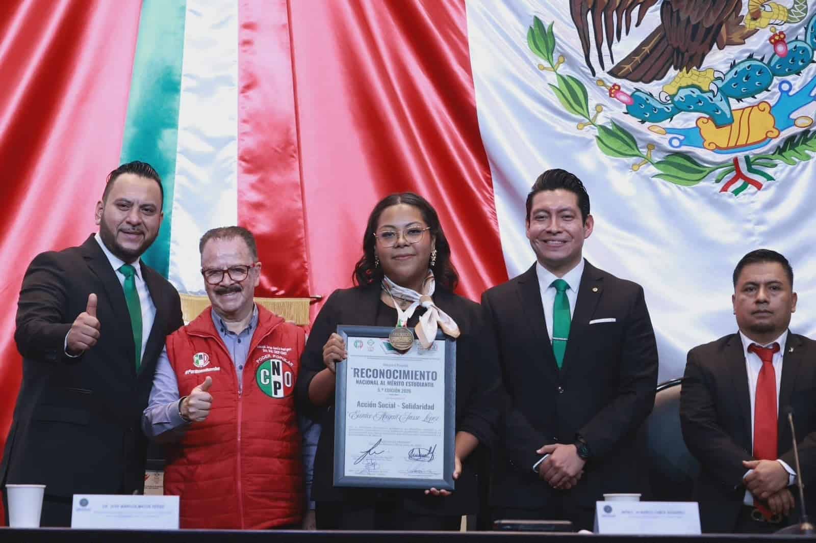 Eunice Jasso es galardonada en Casta&ntilde;os por su compromiso con la educaci&oacute;n