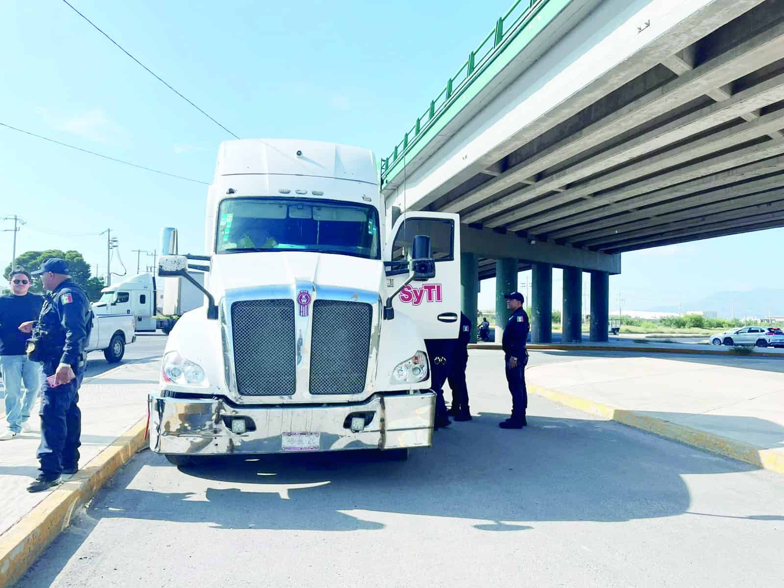 Accidente entre tractocami&oacute;n y autom&oacute;vil en Frontera