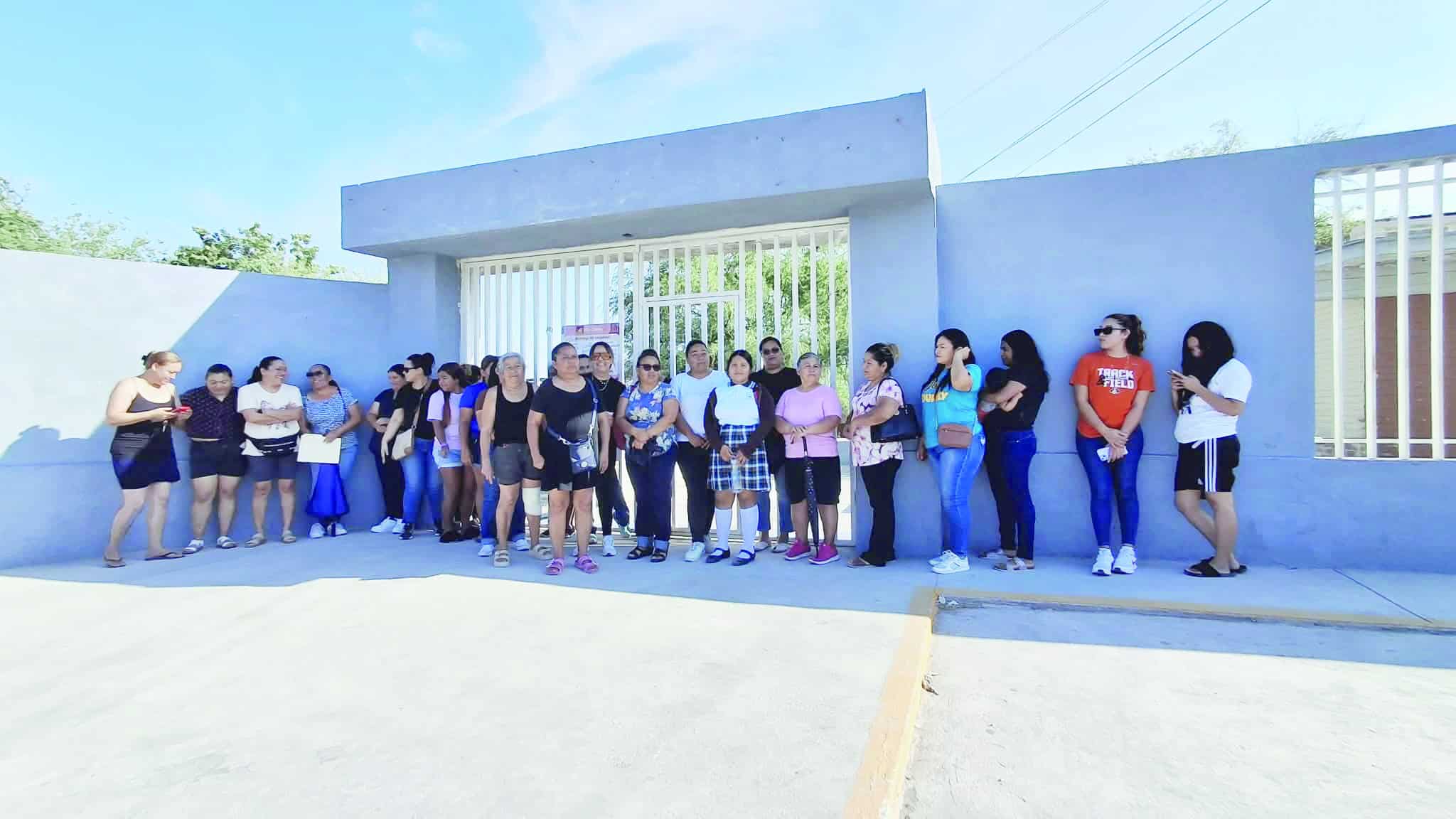 Madres de familia bloquean escuela H&eacute;roes del 47 en Monclova