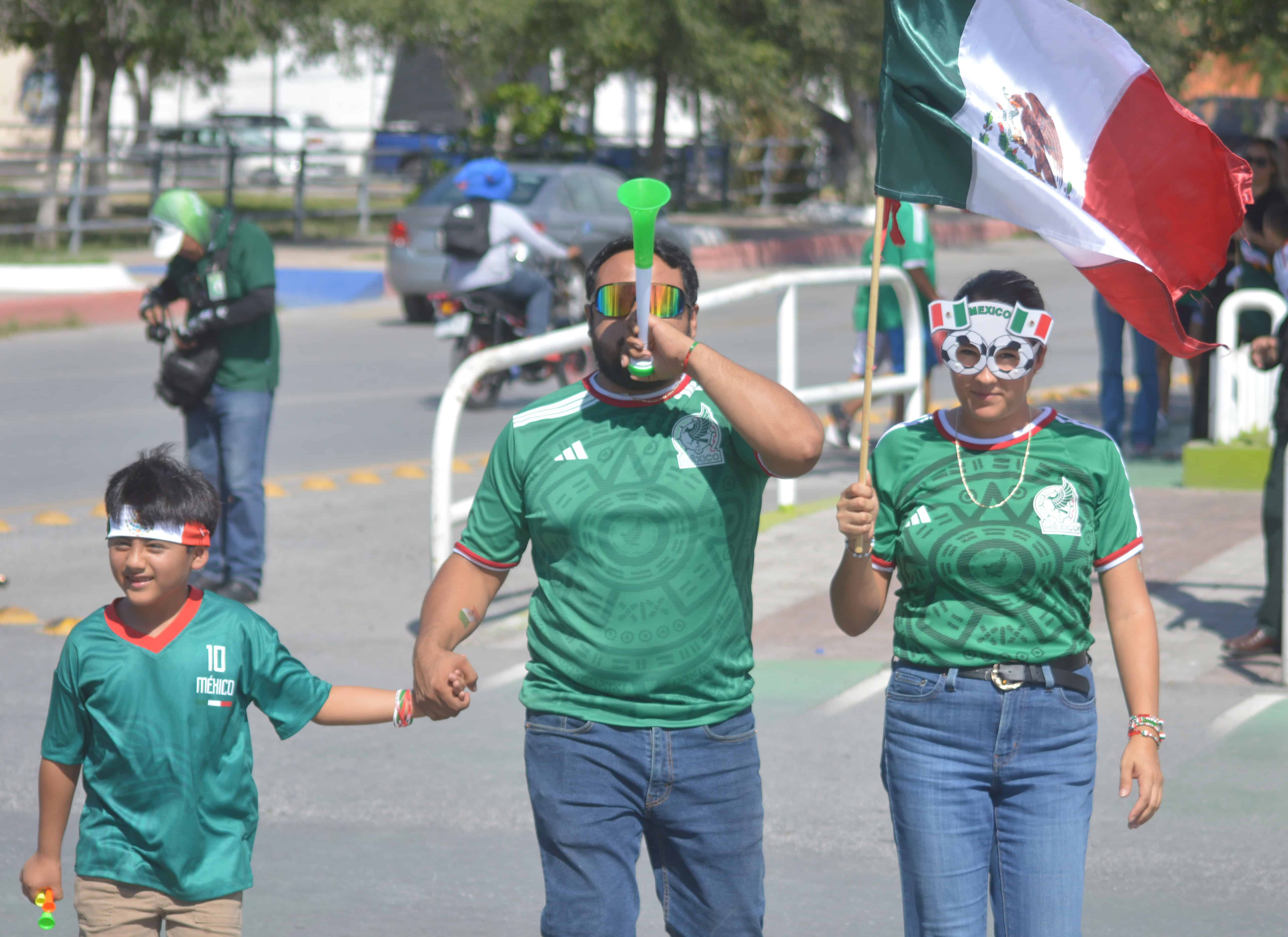 Afici&oacute;n monclovense celebra victoria del Tricolor en el Mundial
