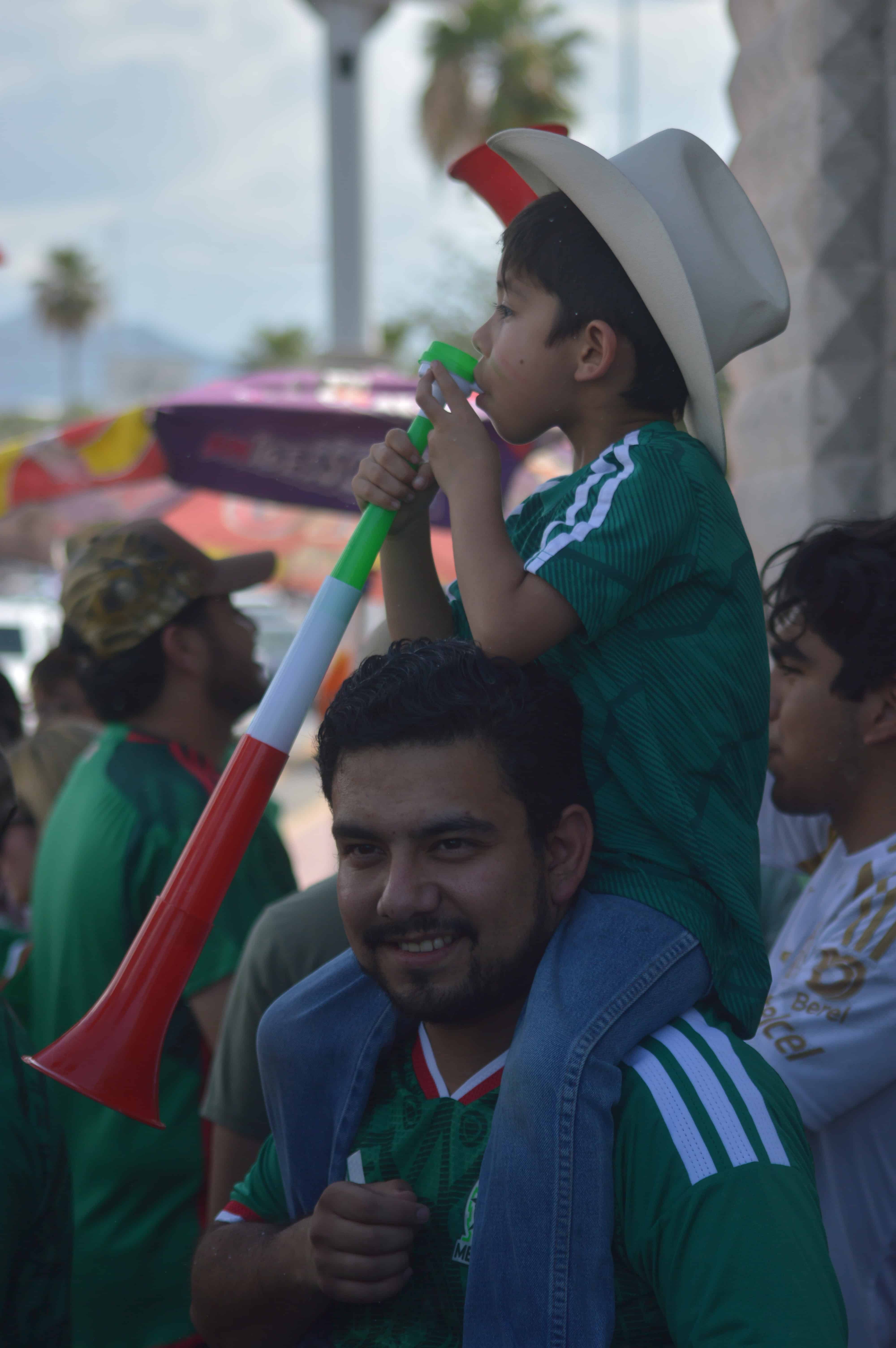 Afici&oacute;n monclovense celebra victoria del Tricolor en el Mundial