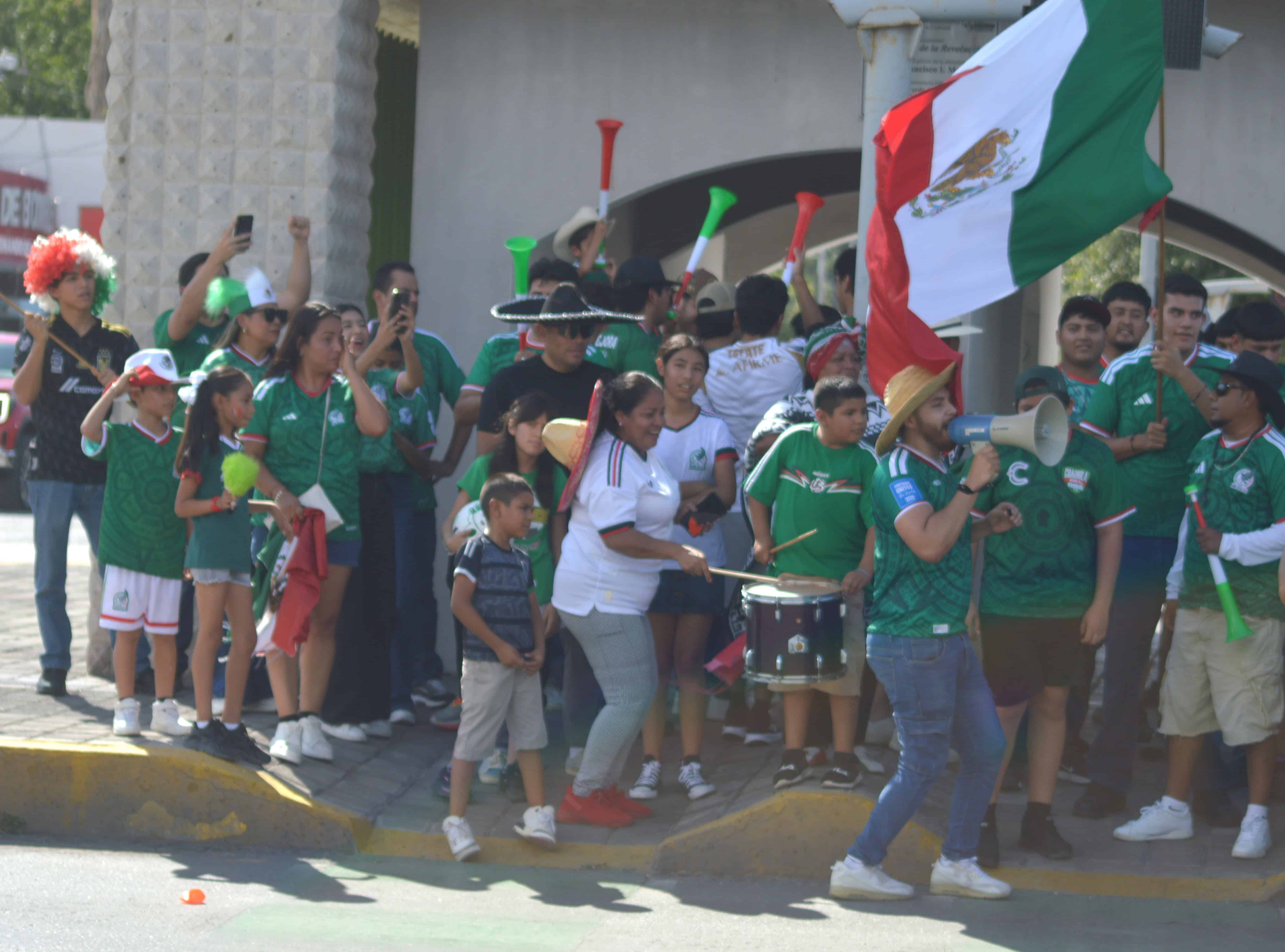 Afici&oacute;n monclovense celebra victoria del Tricolor en el Mundial