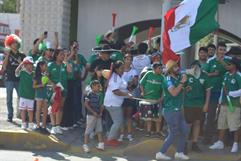 Afición monclovense celebra victoria del Tricolor en Mundial