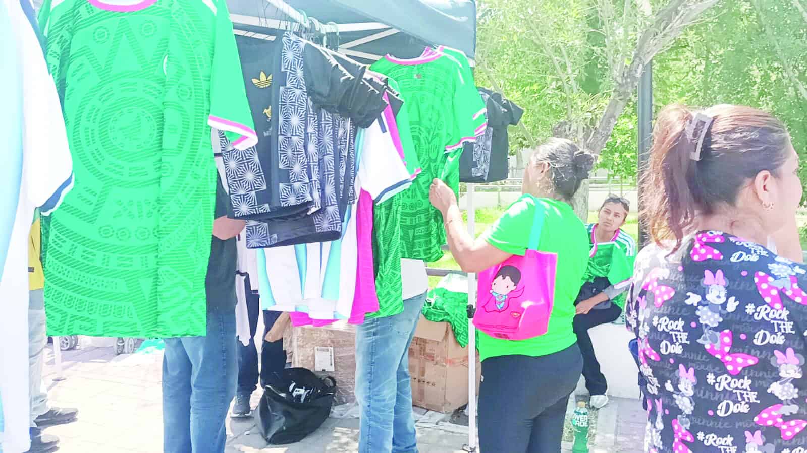 Aficionados abarrotan tiendas en Monclova por camisetas del Mundial