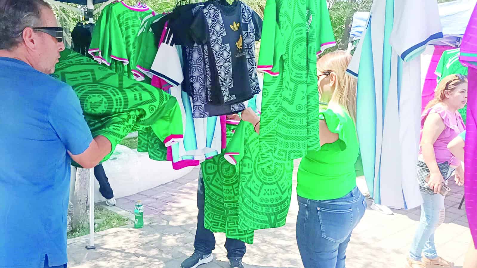 Aficionados abarrotan tiendas en Monclova por camisetas del Mundial