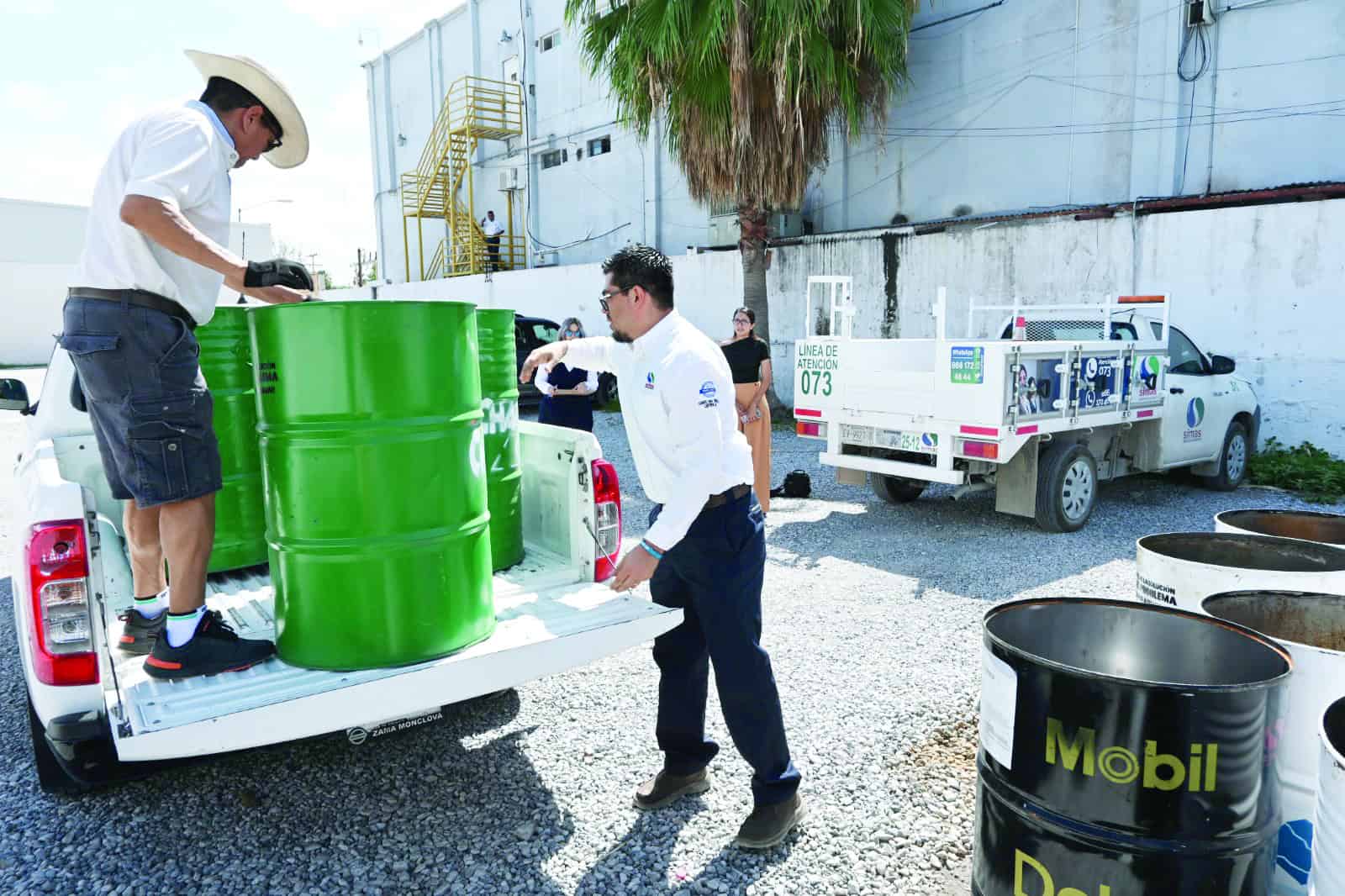 SIMAS Monclova dona botes de basura a escuelas para cuidar el medio ambiente