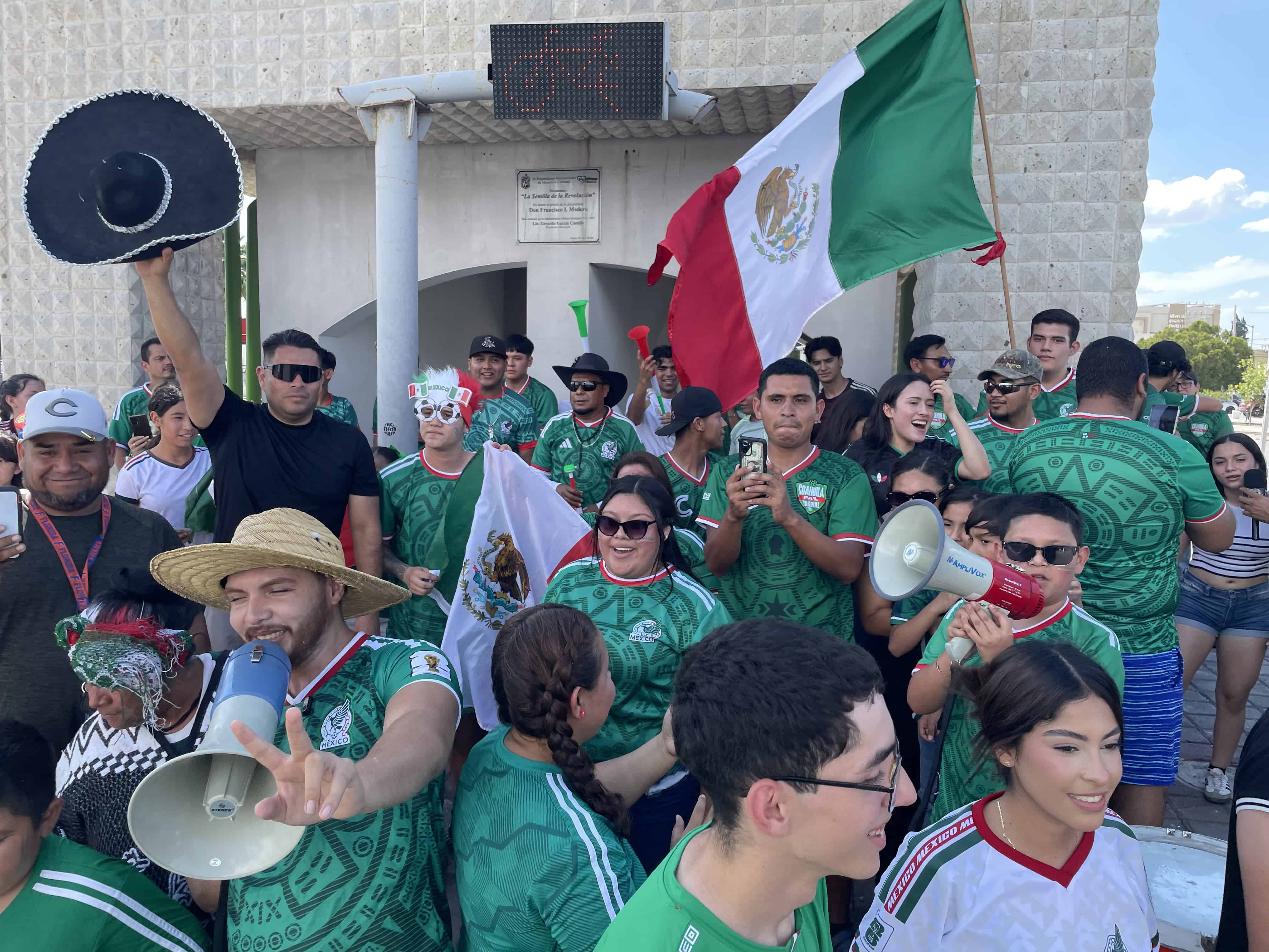 Afici&oacute;n monclovense celebra victoria del Tricolor en el Mundial