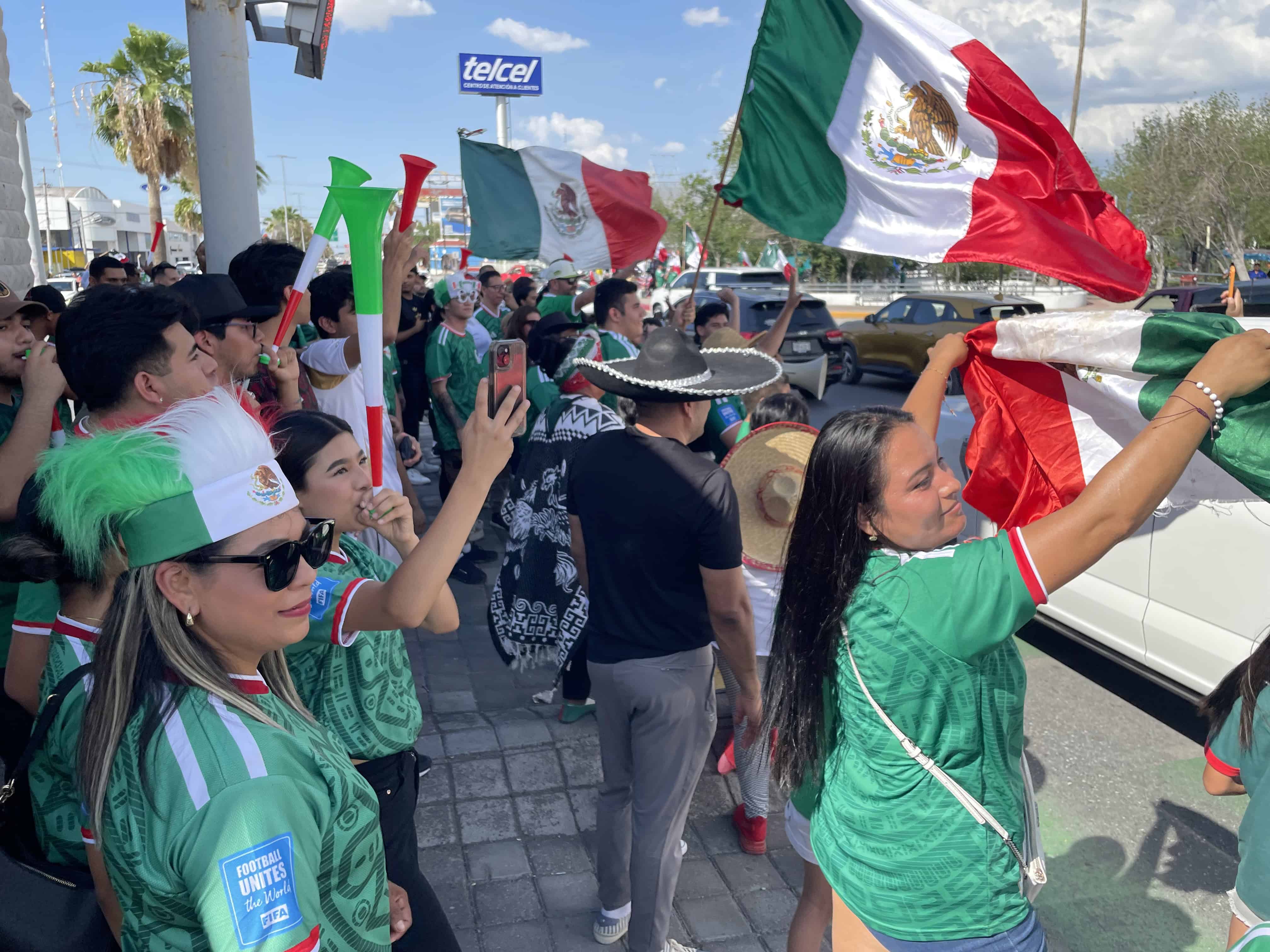 Afici&oacute;n monclovense celebra victoria del Tricolor en el Mundial