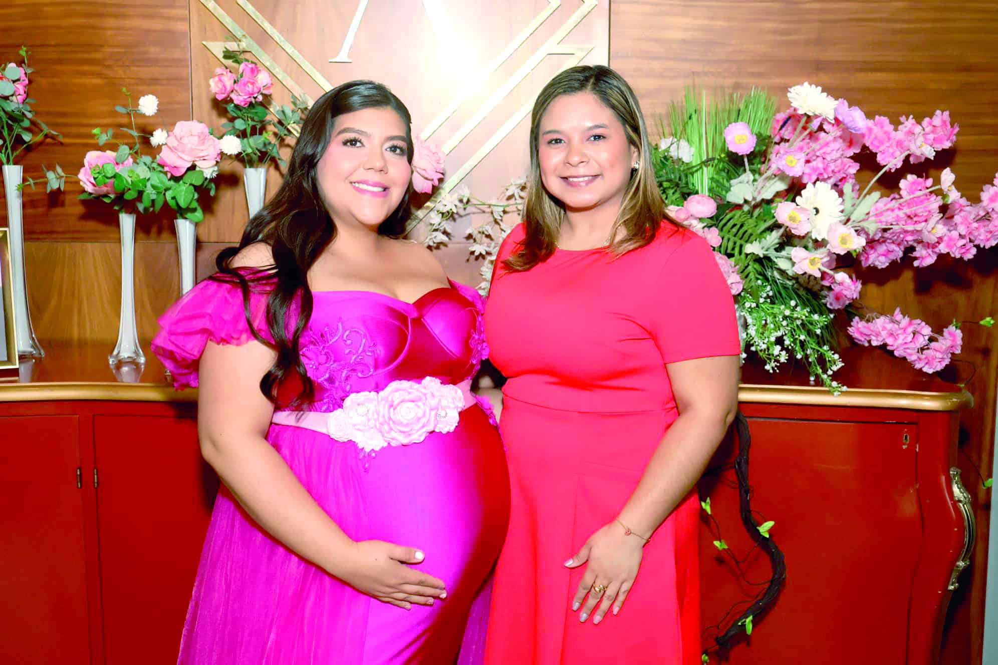 Familia y amigos se unen al baby shower de Adriana Elizondo
