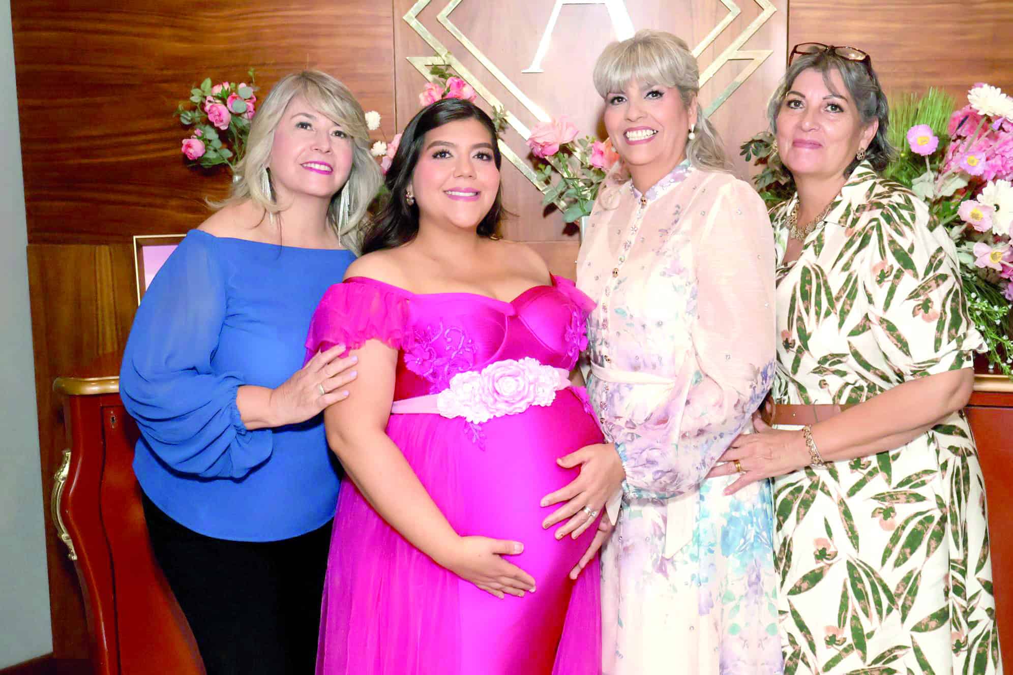 Familia y amigos se unen al baby shower de Adriana Elizondo
