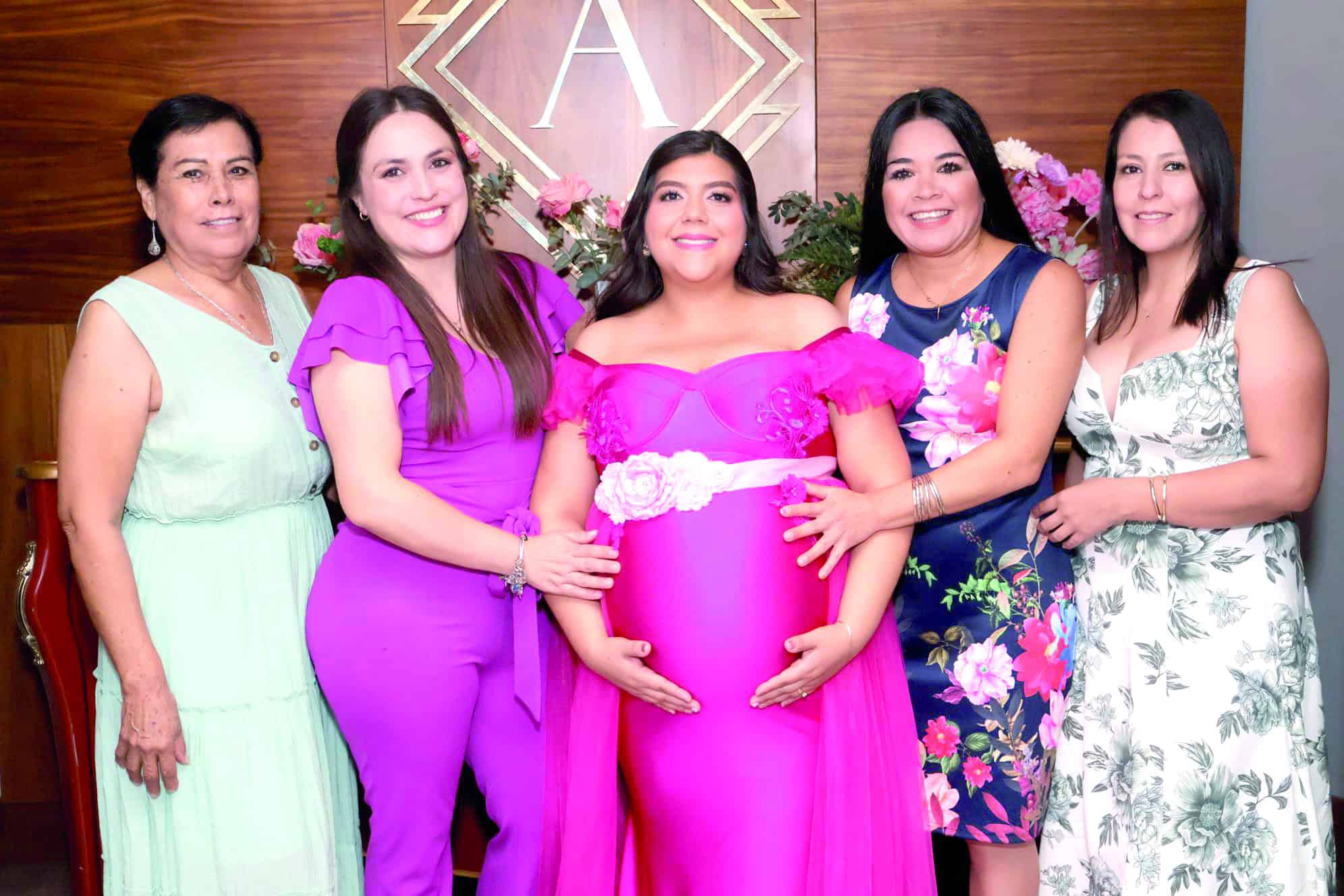 Familia y amigos se unen al baby shower de Adriana Elizondo