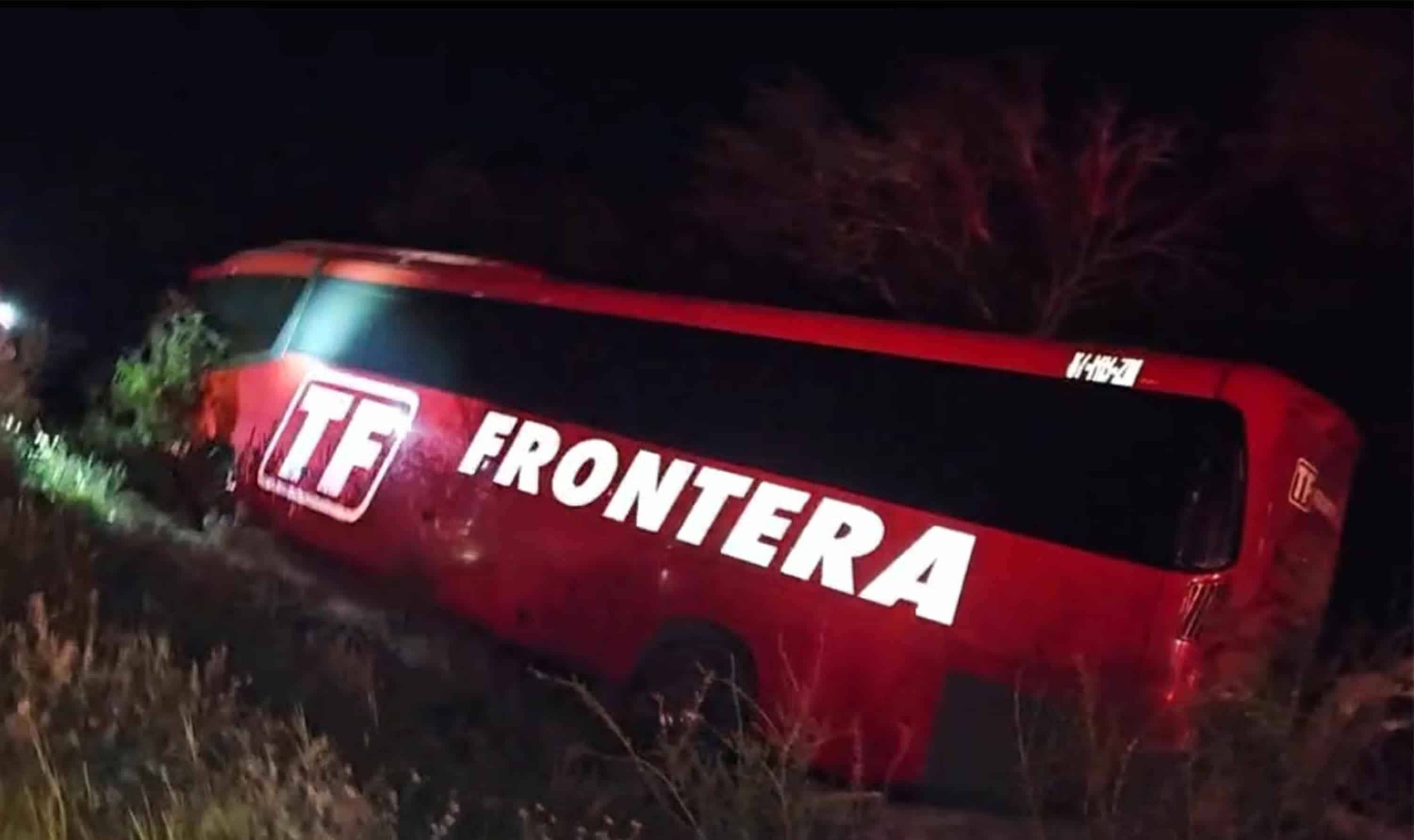 Autob&uacute;s de pasajeros se sale de la carretera Acu&ntilde;a-Piedras Negras; reportan tres lesionados