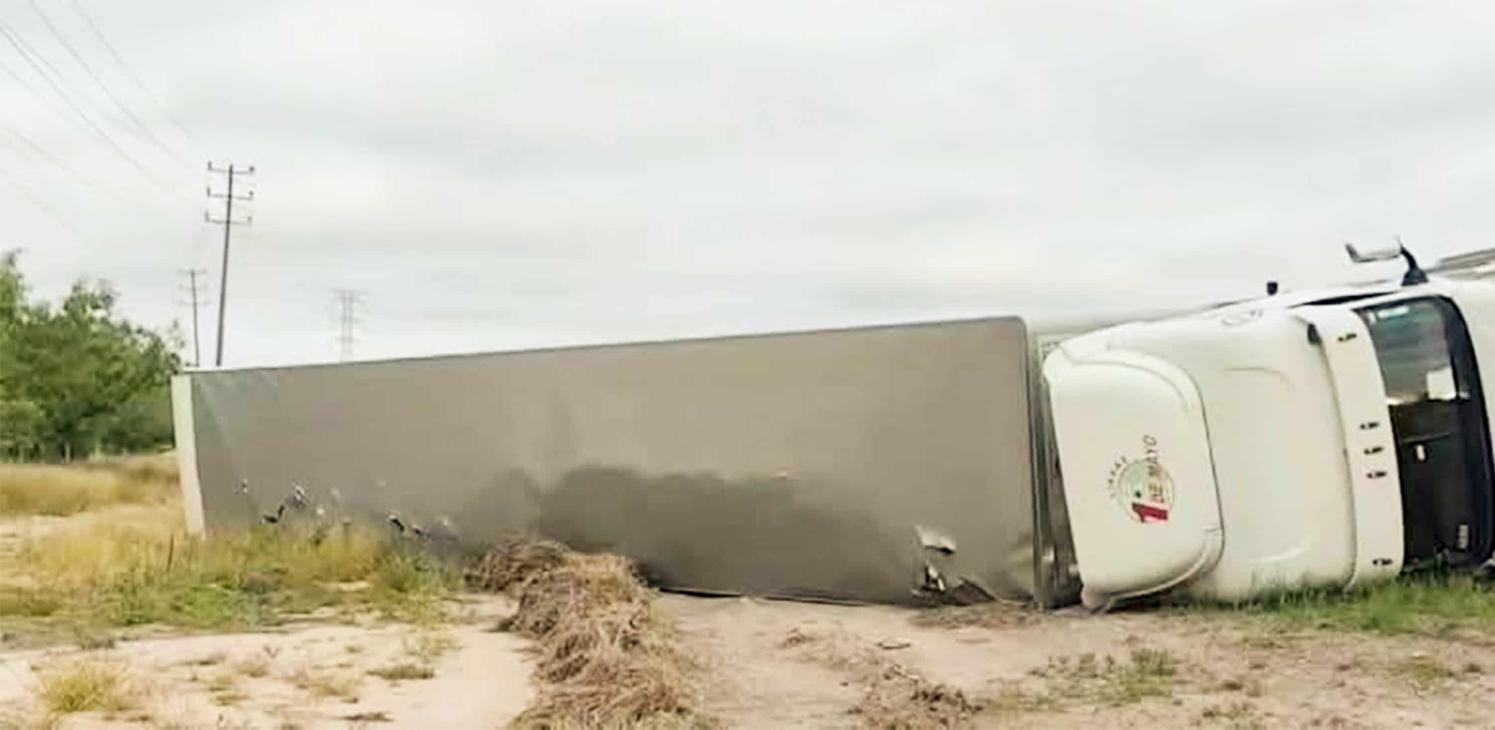 Tr&aacute;iler vuelca tras impactar camioneta averiada en la Carretera 57