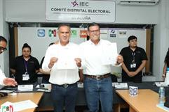 Reciben constancia Navarro y De Luna