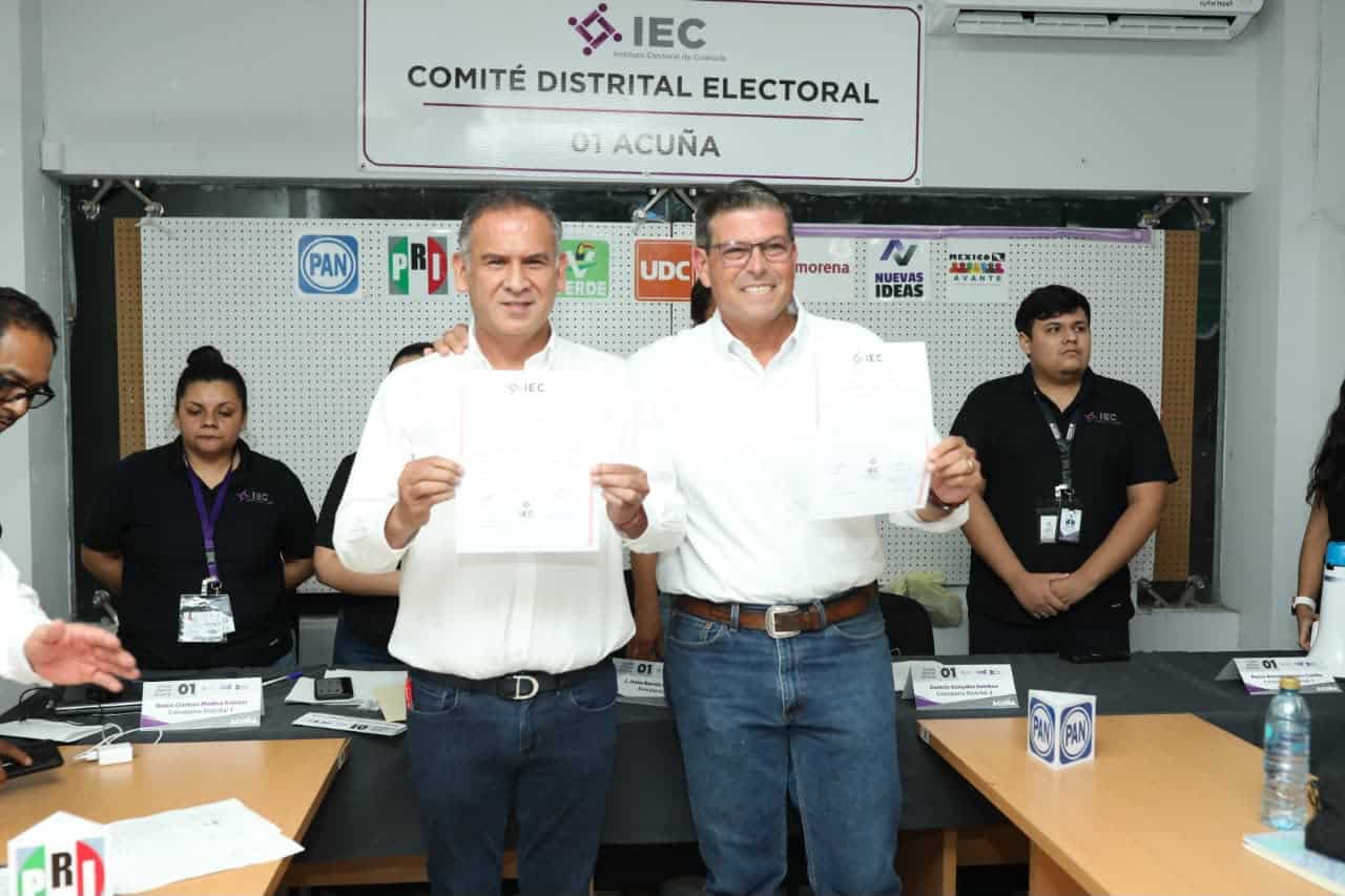 Reciben constancia Navarro y De Luna
