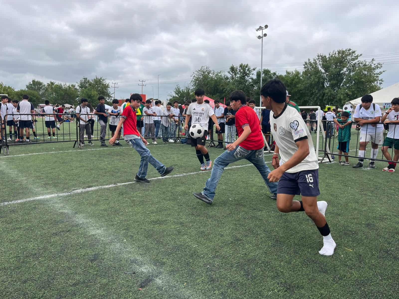 Fan Fest re&uacute;ne a estudiantes de Ciudad Acu&ntilde;a en una jornada de deporte y convivencia