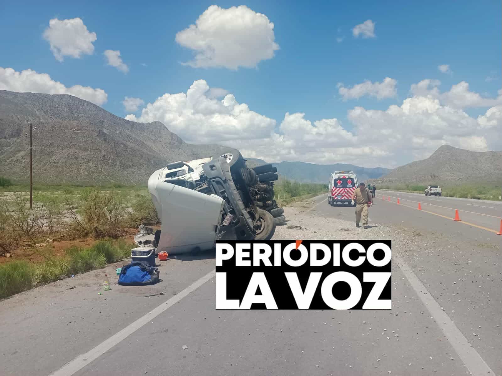 Cae tr&aacute;iler al vac&iacute;o vial; chofer resulta herido