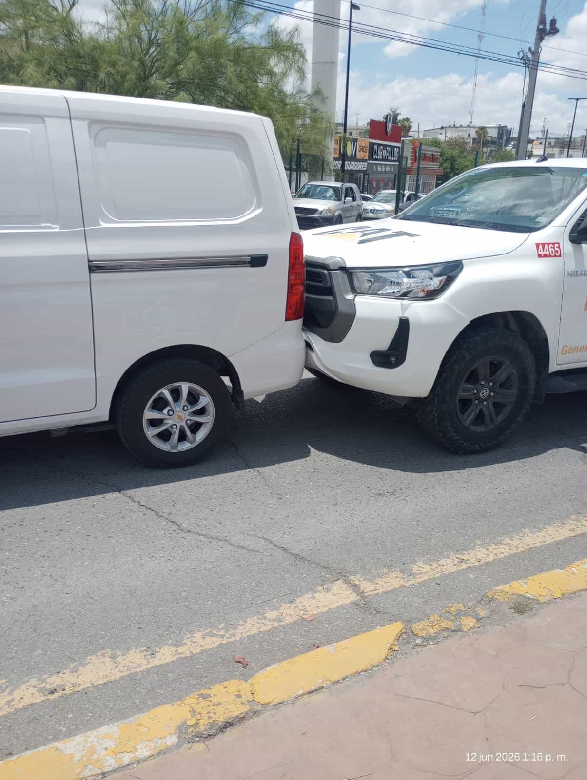 Cuatro veh&iacute;culos involucrados en accidente en Monclova