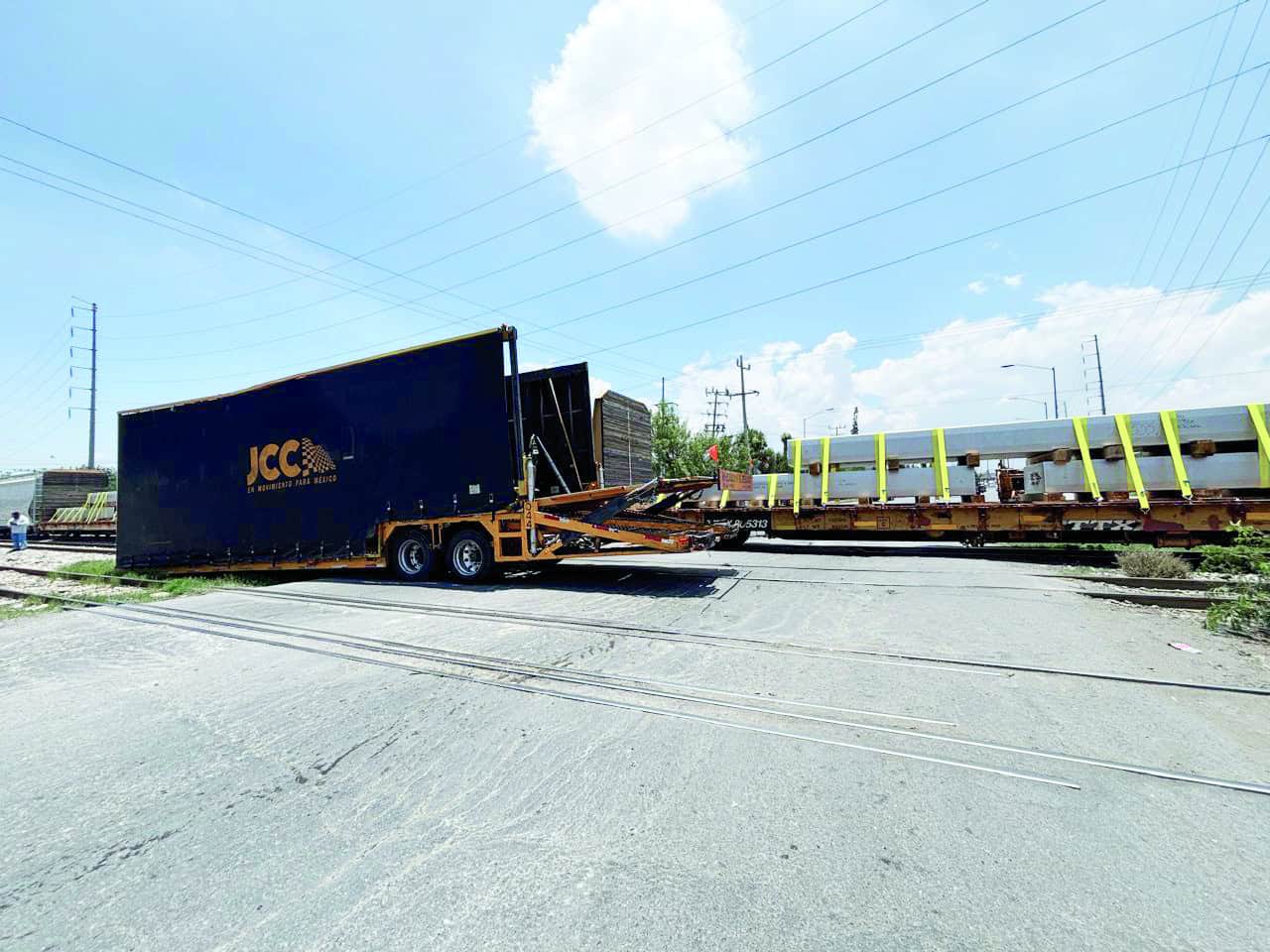 Accidente ferroviario en Ramos Arizpe: nodriza impactada por tren