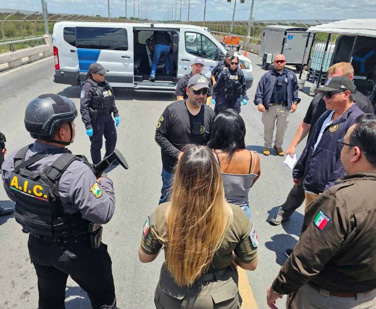 Realizan deportaci&oacute;n controlada de dos ciudadanos estadounidenses en el puente Acu&ntilde;a-Del R&iacute;o