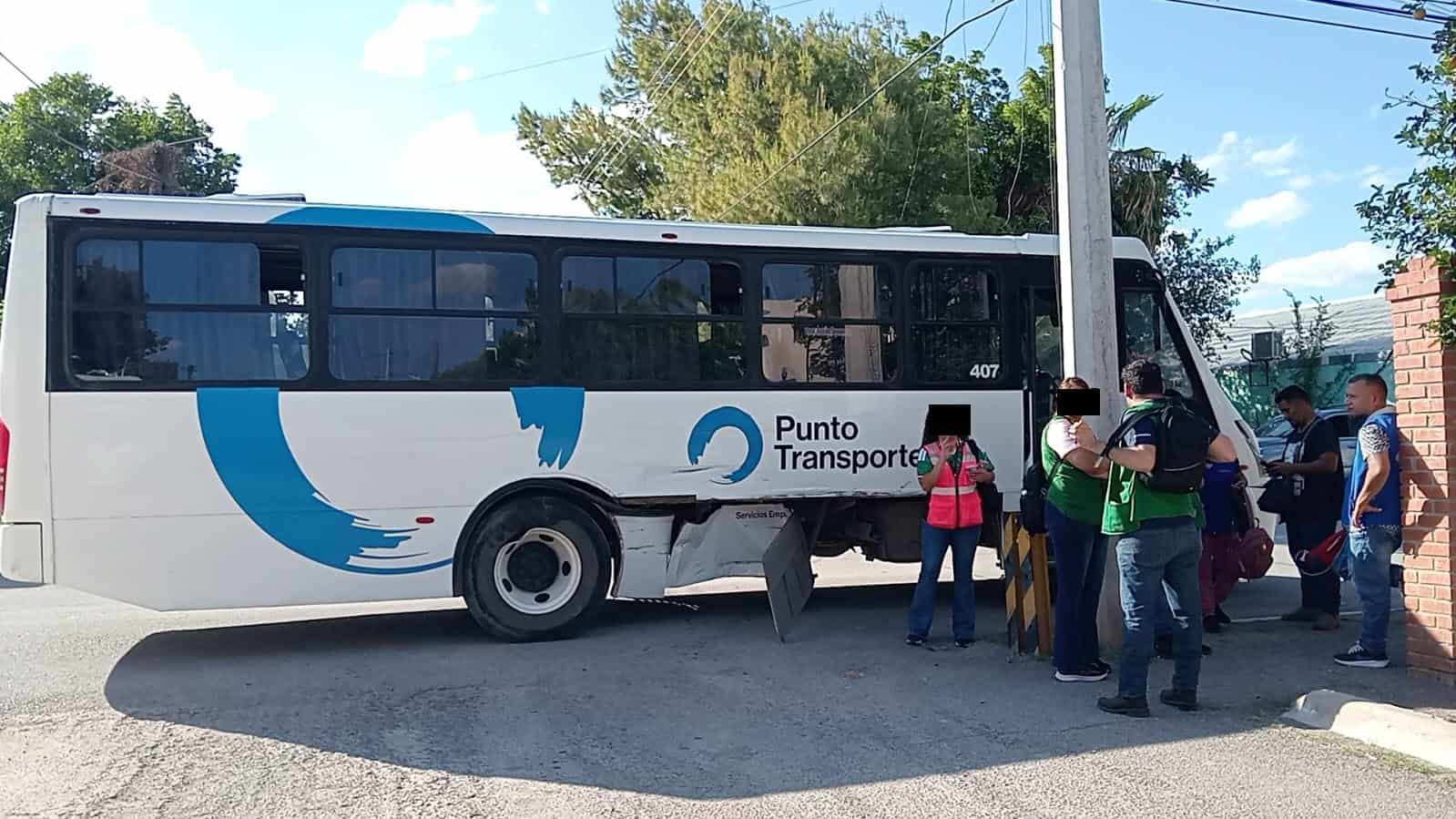 Accidente en Sabinas: camioneta impacta cami&oacute;n de DM Control