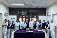 Reconocen trayectoria y vocación de servicio de enfermera en Sabinas con Muro de Honor