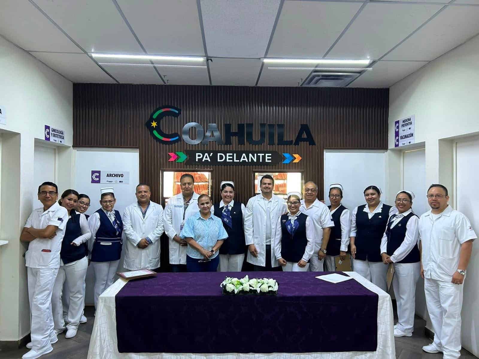 Reconocen trayectoria y vocaci&oacute;n de servicio de enfermera en Sabinas con Muro de Honor