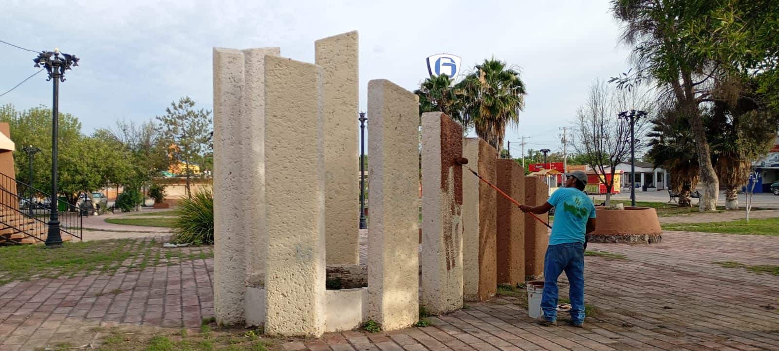 Contin&uacute;an trabajos de mantenimiento en plazas p&uacute;blicas de M&uacute;zquiz
