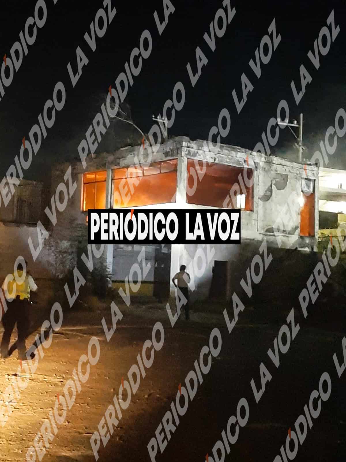 Bomberos controlan incendio en propiedad abandonada en Monclova