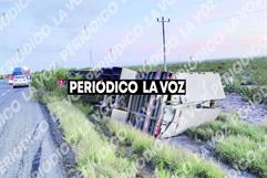 Castaños: volcadura de camión refrescos causa daños materiales