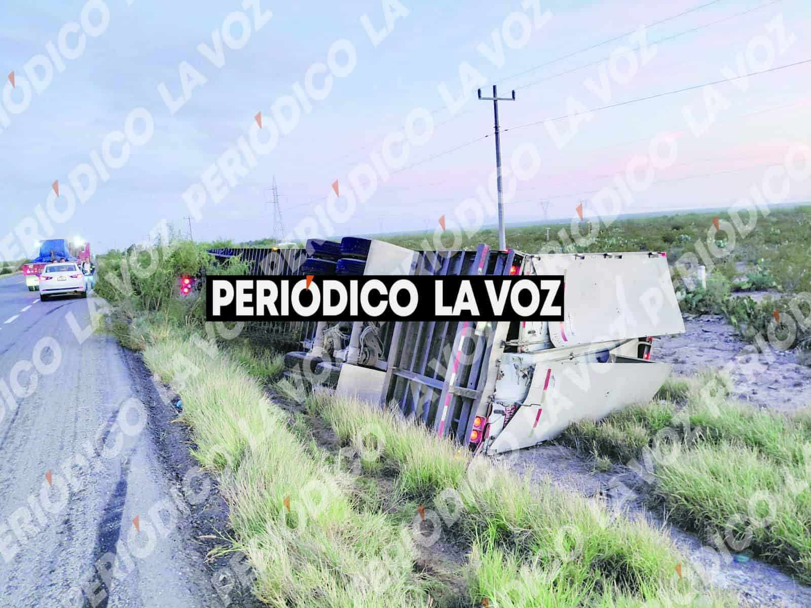 Casta&ntilde;os: volcadura de cami&oacute;n refrescos causa da&ntilde;os materiales