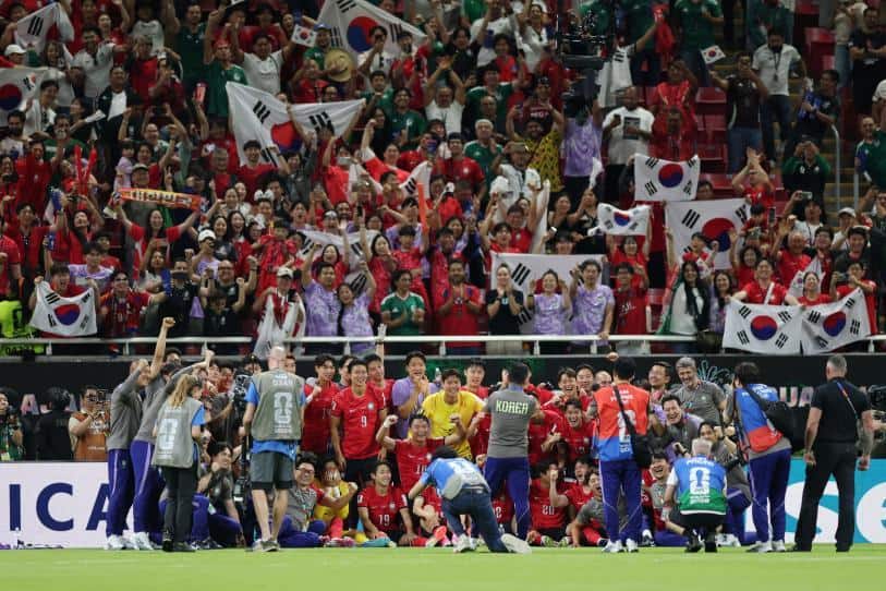 Aficionados coreanos corean insulto en el Estadio Guadalajara durante el Mundial