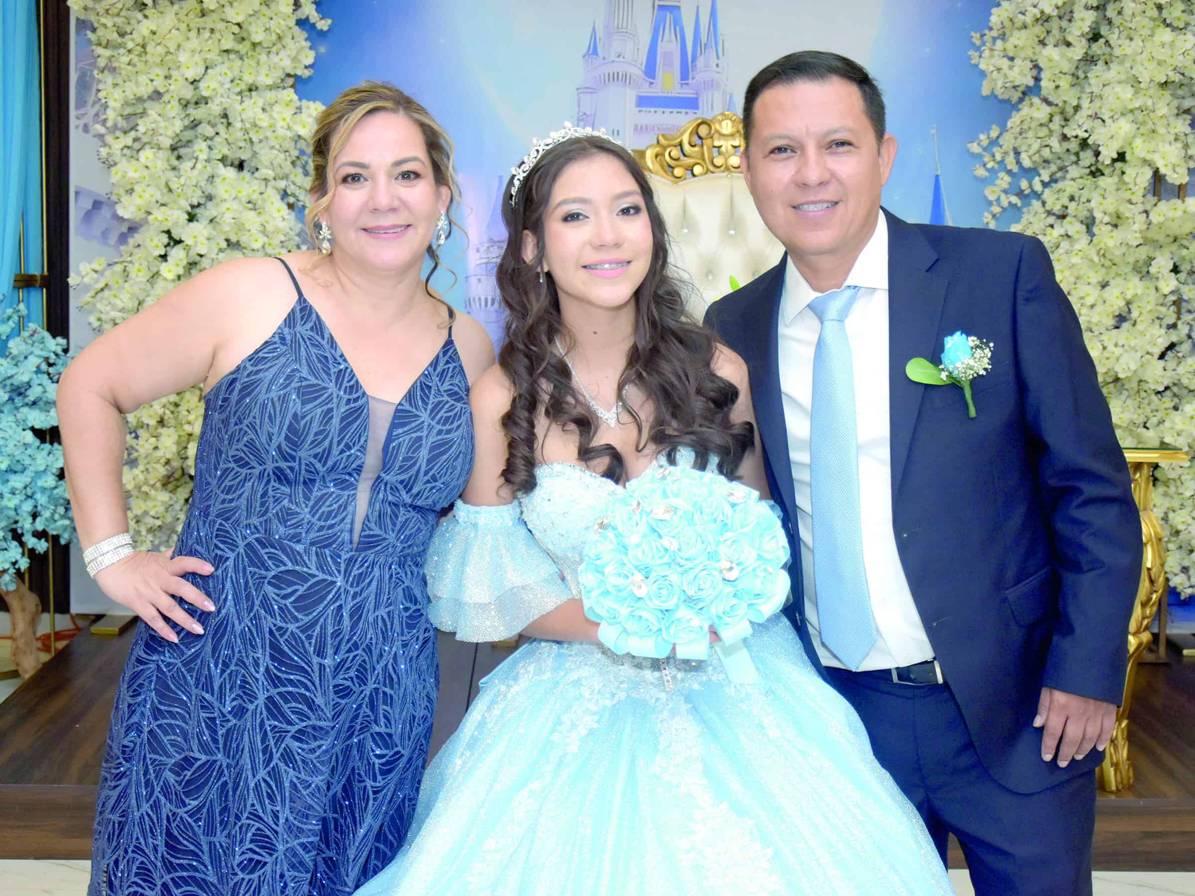 Familia y amigos acompa&ntilde;an a Itzel de la Torre en su celebraci&oacute;n de XV a&ntilde;os