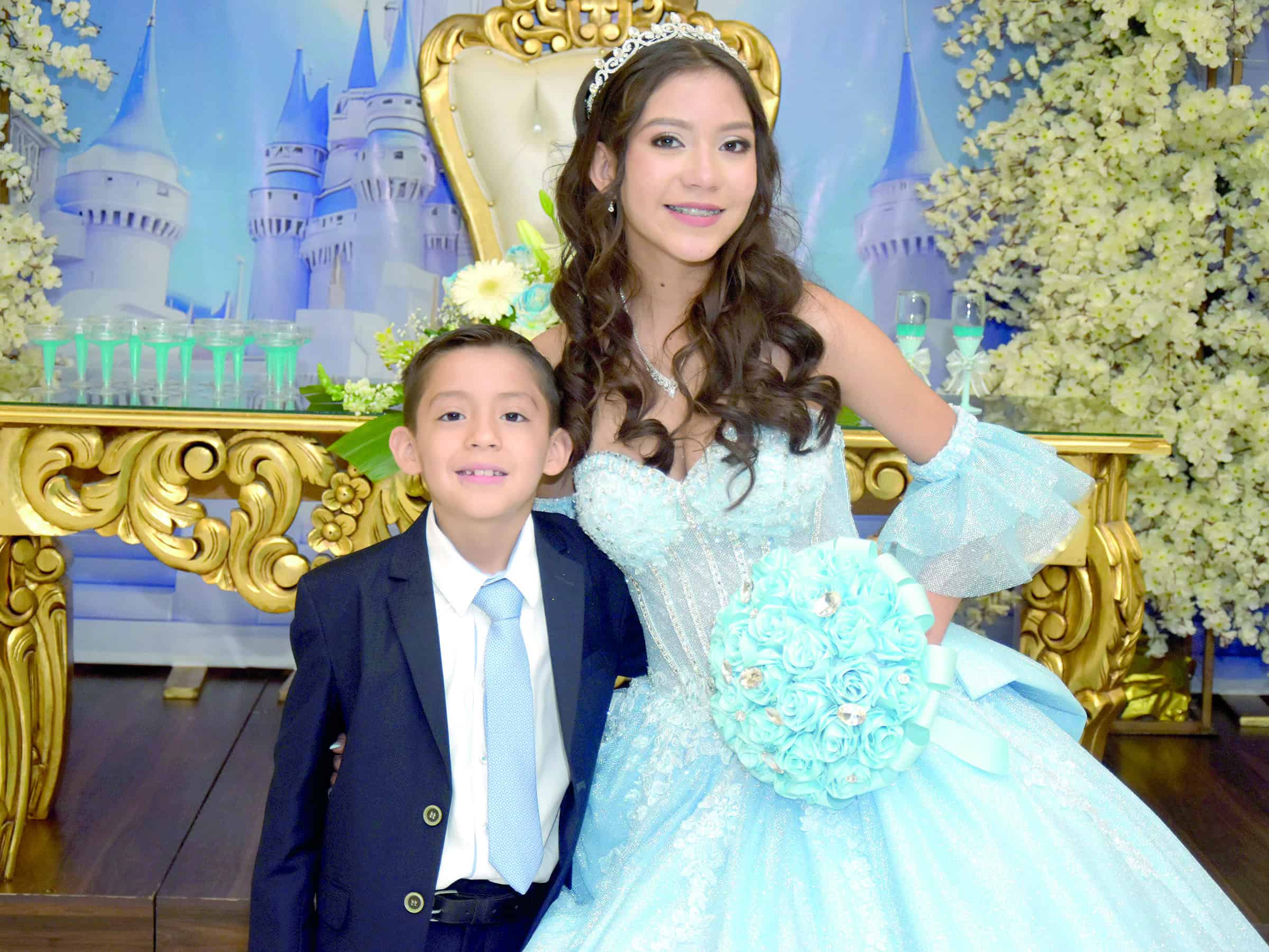 Familia y amigos acompa&ntilde;an a Itzel de la Torre en su celebraci&oacute;n de XV a&ntilde;os